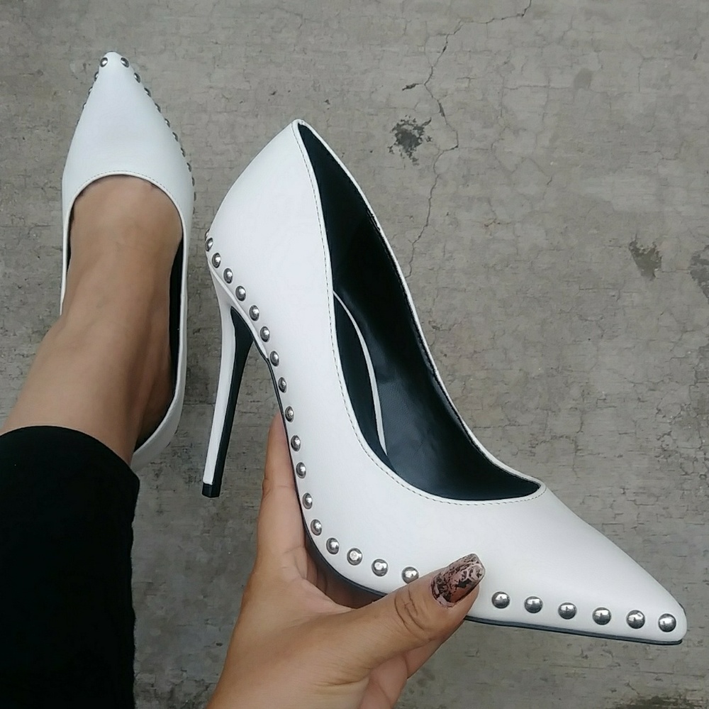 ⭐️ Size 7 Left White Stud Pump - Picture 2 of 8